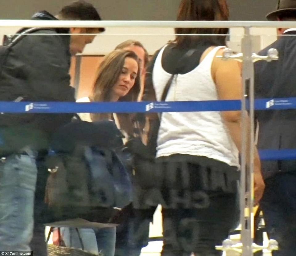 Η Πίπα Μίντλετον εξουθενωμένη και άυπνη στο αεροδρόμιο του Λος Αντζελες  [εικόνες] | iefimerida.gr 1