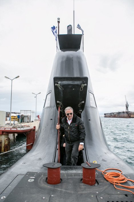 Ο Αβραμόπουλος σε ρόλο καπετάνιου στον «Πιπίνο» -Φωτογραφίες από τον πρώτο πλου του υποβρυχίου [εικόνες] | iefimerida.gr 10