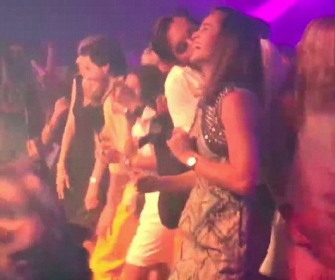 Η Πίπα Μίντλετον ξεβιδώθηκε στον χορό: Πήγε σε πάρτι και κουνήθηκε μέχρι τελικής πτώσεως [εικόνες&βίντεο] | iefimerida.gr 0