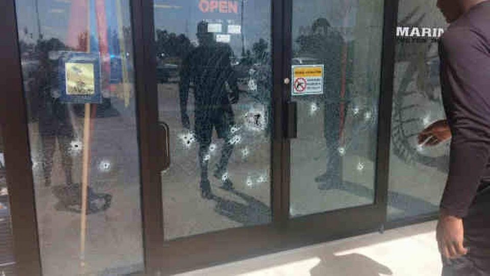  Τραγωδία στο Τενεσί: 4 νεκροί και 3 τραυματίες από πυροβολισμούς σε βάση πεζοναυτών [εικόνες]  | iefimerida.gr 0