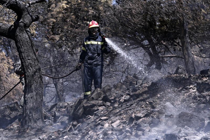 Kάηκε η Ελλάδα: Στο έλεος της φωτιάς Υμηττός και Νεάπολη [εικόνες & βίντεο] | iefimerida.gr 9
