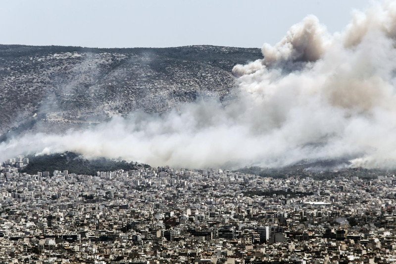 Kάηκε η Ελλάδα: Στο έλεος της φωτιάς Υμηττός και Νεάπολη [εικόνες & βίντεο] | iefimerida.gr 12