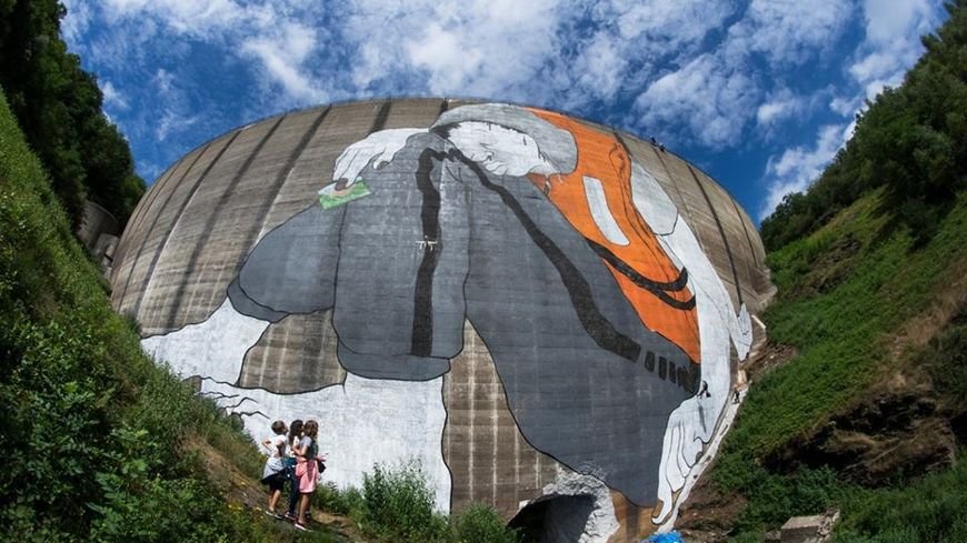 Γιγάντιο γκράφιτι 47 μέτρων σε φράγμα της Γαλλίας [εικόνες]  | iefimerida.gr 2