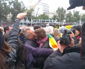 Oμοφυλόφιλα φιλιά στον Αγιασμό του Πειραιά: Μία κίνηση διαμαρτυρίας για τον Σεραφείμ [εικόνες] | iefimerida.gr 3