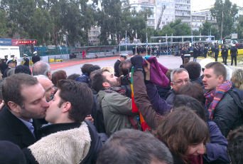 Oμοφυλόφιλα φιλιά στον Αγιασμό του Πειραιά: Μία κίνηση διαμαρτυρίας για τον Σεραφείμ [εικόνες] | iefimerida.gr 1