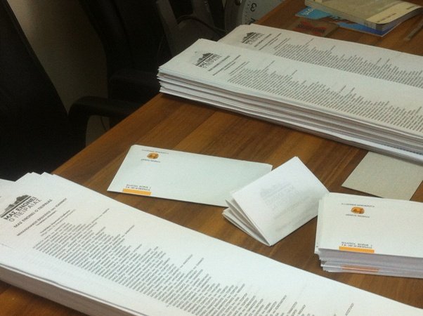 Σταυρώνουν ψηφοδέλτια Μιχαλολιάκου μέσα στο δημαρχείο Πειραιά [εικόνες] | iefimerida.gr 0