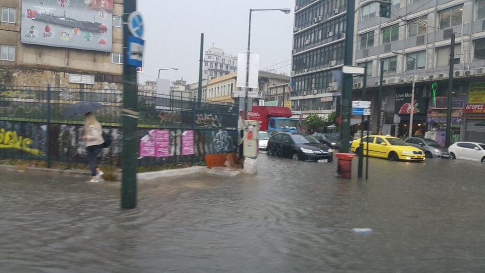 Σφοδρή νεροποντή σε Αθήνα-Πειραιά -Ανοιξαν οι ουρανοί, ποτάμια οι δρόμοι [βίντεο] | iefimerida.gr 3