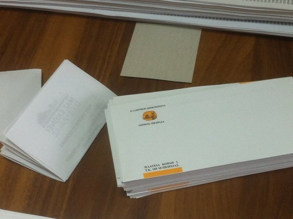 Σταυρώνουν ψηφοδέλτια Μιχαλολιάκου μέσα στο δημαρχείο Πειραιά [εικόνες] | iefimerida.gr 2