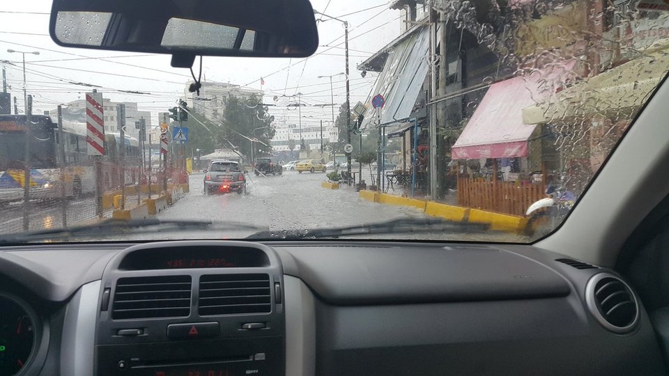 Σφοδρή νεροποντή σε Αθήνα-Πειραιά -Ανοιξαν οι ουρανοί, ποτάμια οι δρόμοι [βίντεο] | iefimerida.gr 4