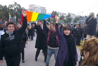 Oμοφυλόφιλα φιλιά στον Αγιασμό του Πειραιά: Μία κίνηση διαμαρτυρίας για τον Σεραφείμ [εικόνες] | iefimerida.gr 0