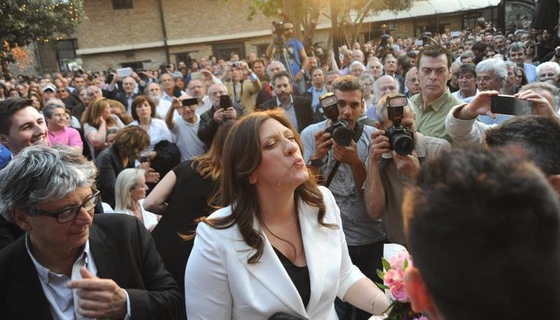 Λευκό παπούτσι με μαύρη κάλτσα -Το φάουλ της Ζωής [εικόνες] | iefimerida.gr 4