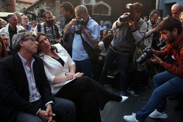 Λευκό παπούτσι με μαύρη κάλτσα -Το φάουλ της Ζωής [εικόνες] | iefimerida.gr 0