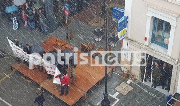 Με ευτράπελα η παρέλαση στον Πύργο -Η άδεια εξέδρα των επισήμων και τα επεισόδια [εικόνες] | iefimerida.gr 0