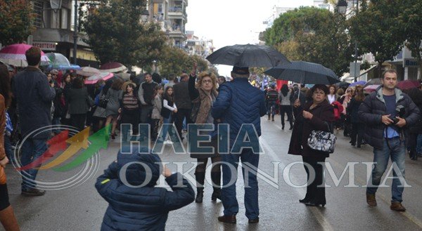 Με ευτράπελα η παρέλαση στον Πύργο -Η άδεια εξέδρα των επισήμων και τα επεισόδια [εικόνες] | iefimerida.gr 1