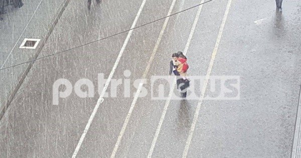 Με ευτράπελα η παρέλαση στον Πύργο -Η άδεια εξέδρα των επισήμων και τα επεισόδια [εικόνες] | iefimerida.gr 4