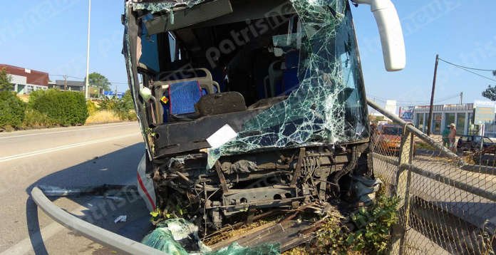 Λεωφορείο προσέκρουσε σε κολόνες στην εθνική Πατρών-Πύργου -Σώοι οι επιβαίνοντες [εικόνες] | iefimerida.gr 1