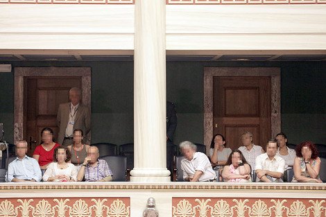 Στη Βουλή οι γονείς των φυλακισμένων για τους «Πυρήνες της Φωτιάς» -Ο ΣΥΡΙΖΑ έδωσε τις άδειες εισόδου [εικόνες] | iefimerida.gr 1