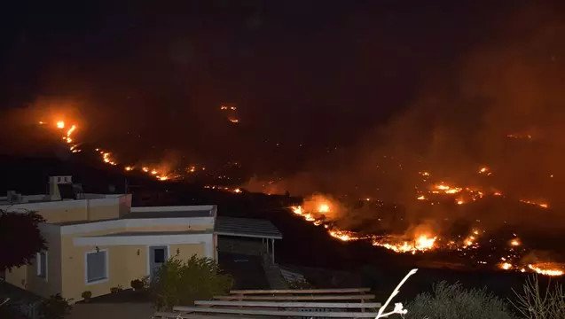 Σε εξέλιξη μεγάλη πυρκαγιά στη Σύρο -Σε περιοχή με διάσπαρτες οικίες [εικόνες και βίντεο]  | iefimerida.gr 1