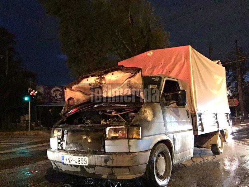 Κυκλοφοριακό κομφούζιο στο Ζάππειο: Φορτηγό τυλίχθηκε στις φλόγες [εικόνες] | iefimerida.gr 1