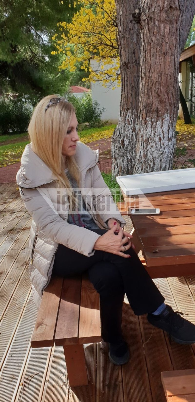 Η Εφη Μπομπόνη, άνεργη οικονομολόγος που ζει σε ένα από τα σπιτάκια με τη μητέρα και την κόρη της