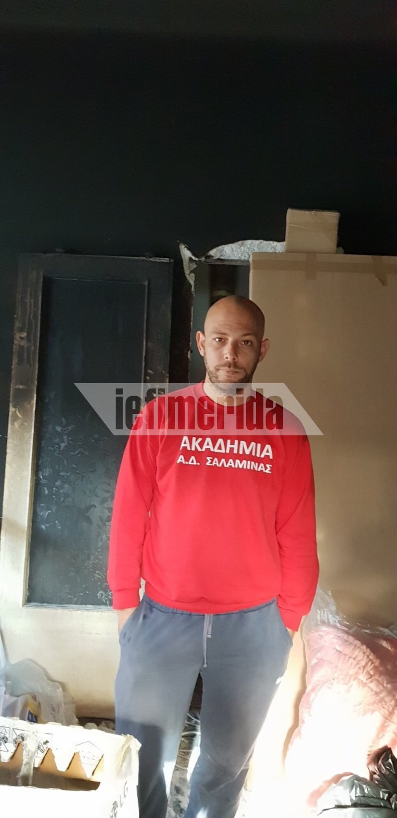 Ο Παναγιώτης Ράμφος μέσα στο καμμένο σπίτι του