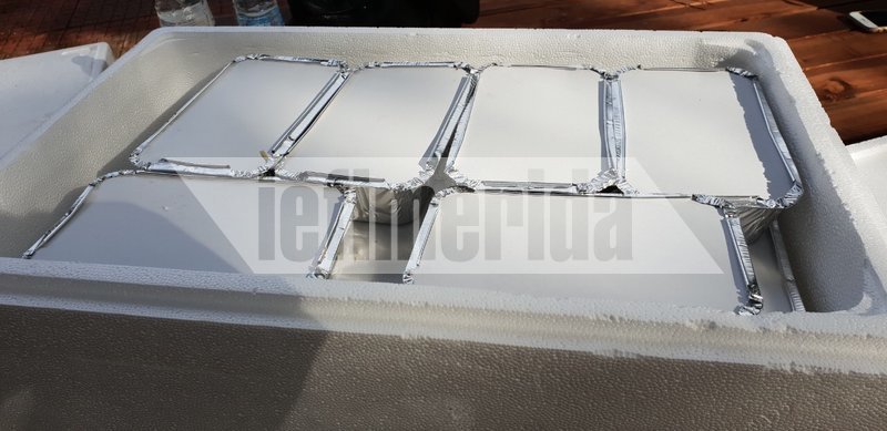 Μερίδες φαγητού μοιράζονται στους ενοίκους των κατασκηνώσεων