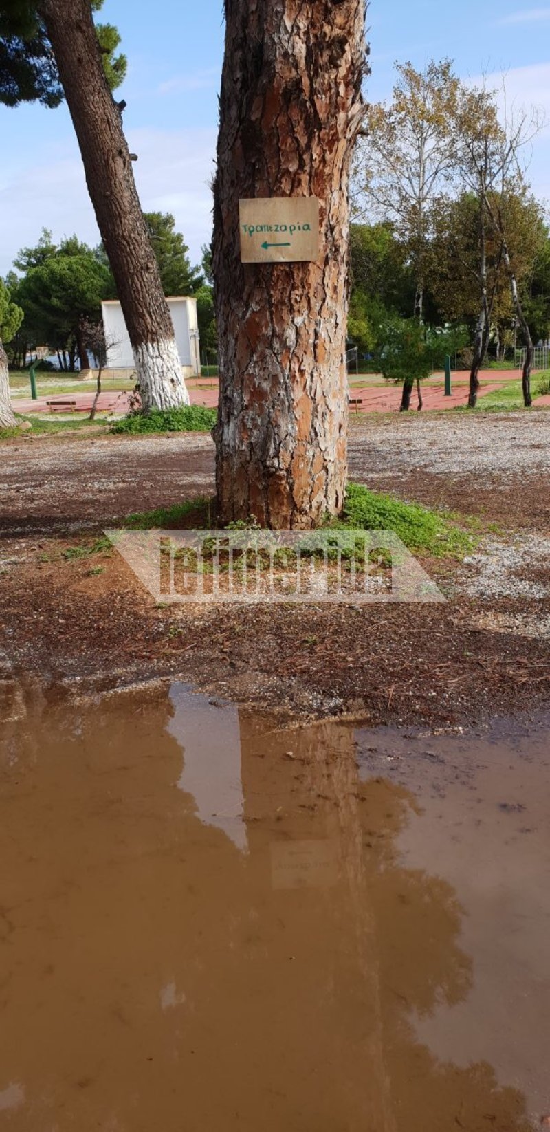 Μία πινακίδα ενημερώνει που βρίσκεται η τραπεζαρία