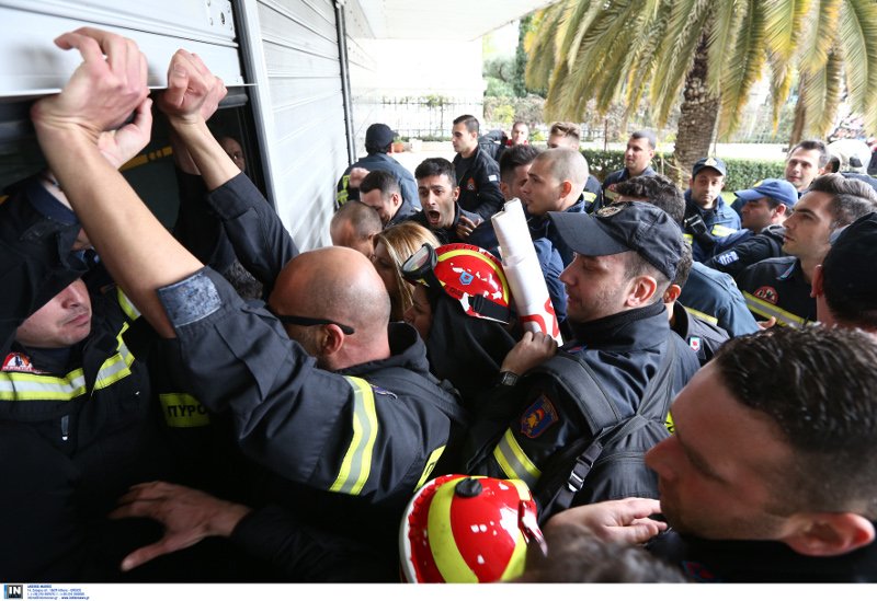 Στα κάγκελα οι πυροσβέστες -Η ένταση στο υπ. Διοικητικής Ανασυγκρότησης και η υπόσχεση | iefimerida.gr 1