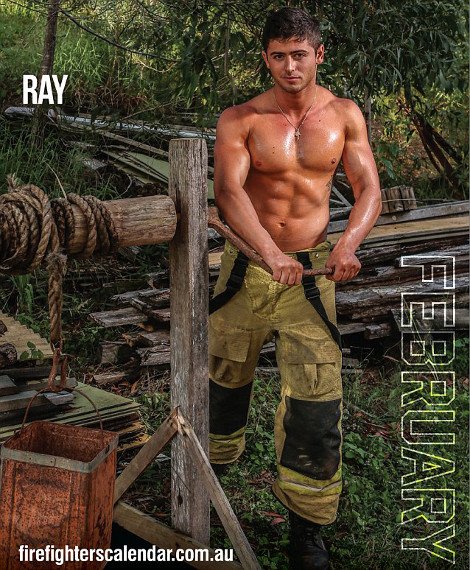 Πυροσβέστες με αγαλματένια κορμιά ποζάρουν στις φλόγες [εικόνες & βίντεο] | iefimerida.gr 2