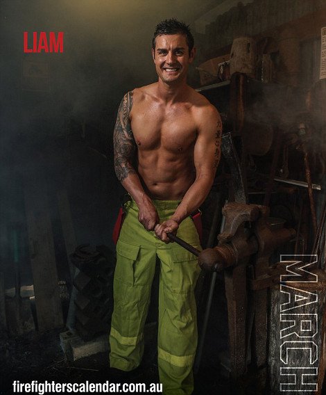 Πυροσβέστες με αγαλματένια κορμιά ποζάρουν στις φλόγες [εικόνες & βίντεο] | iefimerida.gr 3