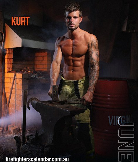 Πυροσβέστες με αγαλματένια κορμιά ποζάρουν στις φλόγες [εικόνες & βίντεο] | iefimerida.gr 5