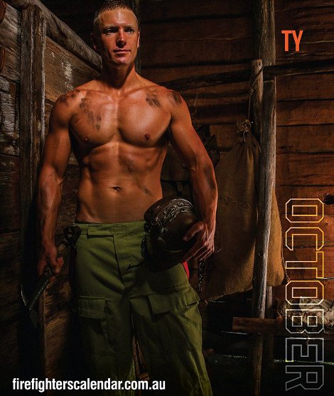 Πυροσβέστες με αγαλματένια κορμιά ποζάρουν στις φλόγες [εικόνες & βίντεο] | iefimerida.gr 4