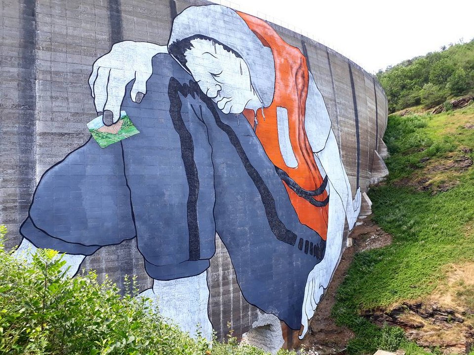 Γιγάντιο γκράφιτι 47 μέτρων σε φράγμα της Γαλλίας [εικόνες]  | iefimerida.gr 3