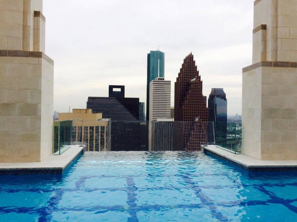 Η πισίνα που κρέμεται από ουρανοξύστη -Στα πόδια του επισκέπτη το Χιούστον [εικόνες & βίντεο] | iefimerida.gr 0