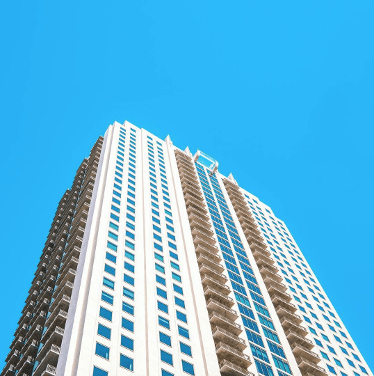 Η πισίνα που κρέμεται από ουρανοξύστη -Στα πόδια του επισκέπτη το Χιούστον [εικόνες & βίντεο] | iefimerida.gr 1