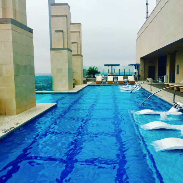 Η πισίνα που κρέμεται από ουρανοξύστη -Στα πόδια του επισκέπτη το Χιούστον [εικόνες & βίντεο] | iefimerida.gr 2