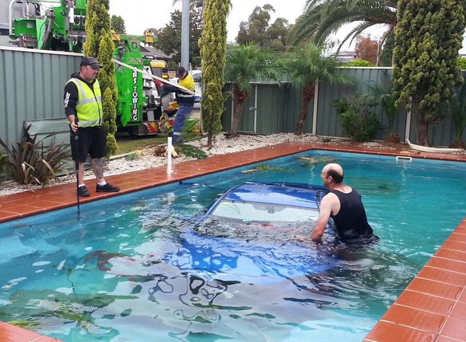 Πώς ένα αυτοκίνητο κατέληξε στον πάτο πισίνας -Ενα απίστευτο περιστατικό [εικόνες] | iefimerida.gr 1