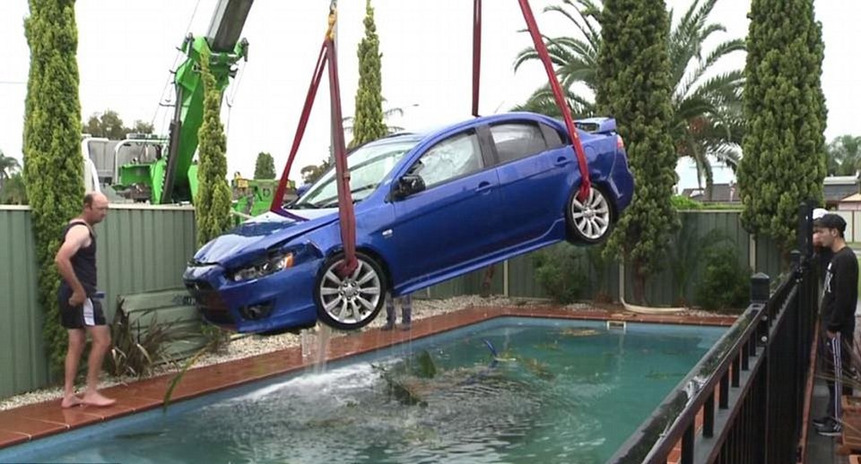 Πώς ένα αυτοκίνητο κατέληξε στον πάτο πισίνας -Ενα απίστευτο περιστατικό [εικόνες] | iefimerida.gr 2