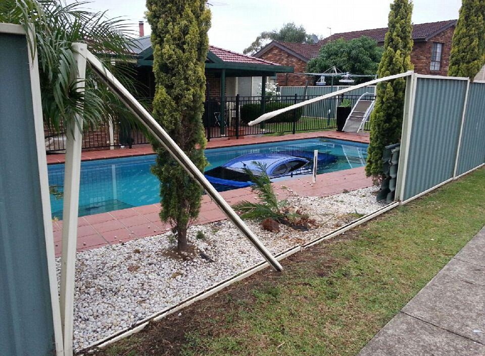 Πώς ένα αυτοκίνητο κατέληξε στον πάτο πισίνας -Ενα απίστευτο περιστατικό [εικόνες] | iefimerida.gr 3