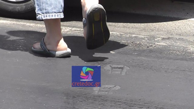 Λιώνει η άσφαλτος σε χωριό του Ρεθύμνου: Τα παπούτσια κολλάνε στην πίσσα, γλιστρούν τα ΙΧ [εικόνες & βίντεο] | iefimerida.gr 0