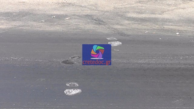 Λιώνει η άσφαλτος σε χωριό του Ρεθύμνου: Τα παπούτσια κολλάνε στην πίσσα, γλιστρούν τα ΙΧ [εικόνες & βίντεο] | iefimerida.gr 2