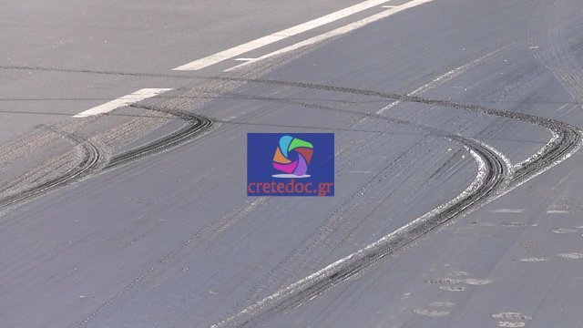 Λιώνει η άσφαλτος σε χωριό του Ρεθύμνου: Τα παπούτσια κολλάνε στην πίσσα, γλιστρούν τα ΙΧ [εικόνες & βίντεο] | iefimerida.gr 4