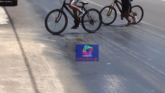 Λιώνει η άσφαλτος σε χωριό του Ρεθύμνου: Τα παπούτσια κολλάνε στην πίσσα, γλιστρούν τα ΙΧ [εικόνες & βίντεο] | iefimerida.gr 3