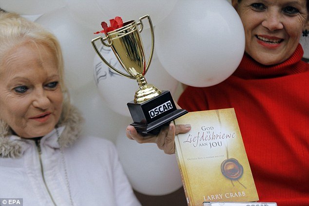 Θαυμάστριες ορμούν στον Πιστόριους και φωνάζουν «Σ'αγαπάμε» [εικόνες] | iefimerida.gr 2