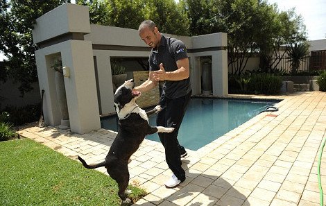 Στην κρεβατοκάμαρα όπου ο Πιστόριους πυροβόλησε τέσσερις φορές την φίλη του [εικόνες] | iefimerida.gr 3