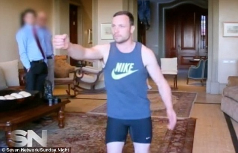 Σοκαριστικές φωτογραφίες: Ο Οσκαρ Πιστόριους αναπαριστά τη δολοφονία της συντρόφου του Ρίβα [εικόνες] | iefimerida.gr 2