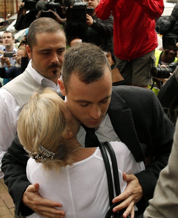 Θαυμάστριες ορμούν στον Πιστόριους και φωνάζουν «Σ'αγαπάμε» [εικόνες] | iefimerida.gr 3