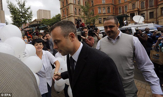 Θαυμάστριες ορμούν στον Πιστόριους και φωνάζουν «Σ'αγαπάμε» [εικόνες] | iefimerida.gr 5