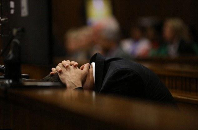 O Πιστόριους δεν άντεξε την κατάθεση του ιατροδικαστή -Εκανε εμετό μέσα στο δικαστήριο [εικόνες] | iefimerida.gr 4