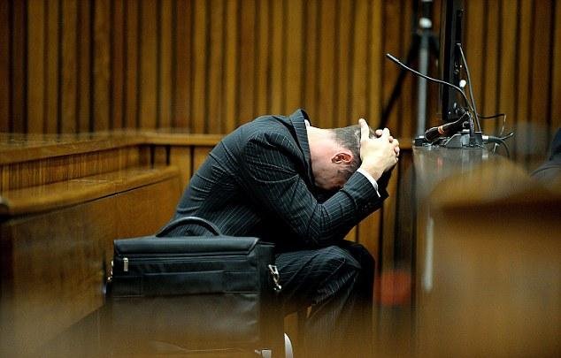 O Πιστόριους δεν άντεξε την κατάθεση του ιατροδικαστή -Εκανε εμετό μέσα στο δικαστήριο [εικόνες] | iefimerida.gr 2